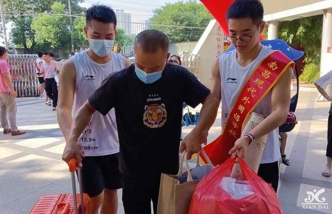 開學(xué)季！家長們開啟統(tǒng)一送娃模式！肩扛手提的場景很感人！愿少年們以夢為馬，不負韶華！加油！