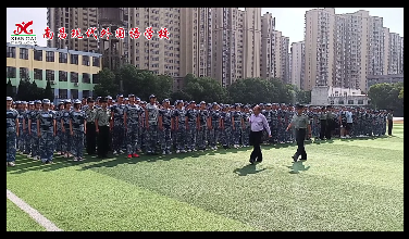 “為校爭光，為校爭光……”聲音響徹現(xiàn)外校園。