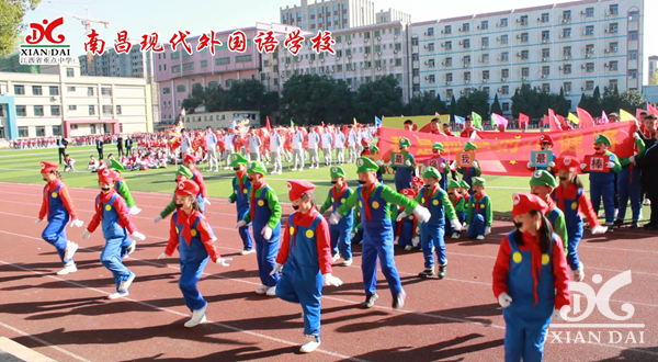 開幕式上，動(dòng)感與青春碰撞，各班精心準(zhǔn)備的才藝表演，展示了青春的風(fēng)采